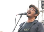 Profil Lengkap Ade Paloh: Vokalis Band Sore dan Politikus