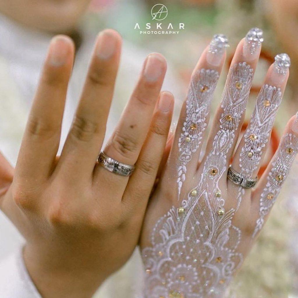 Mitos dan Fakta Seputar Penempatan Cincin Nikah Pria