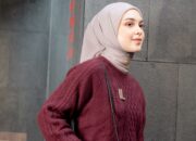 Padukan Baju Maroon: Celana Warna Apa yang Tepat?