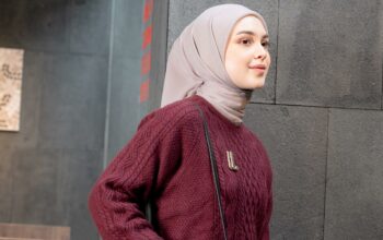 Padukan Baju Maroon: Celana Warna Apa yang Tepat?