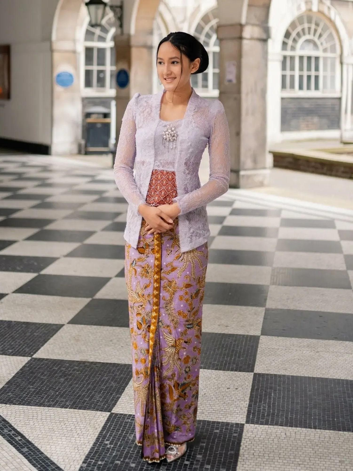 Pilihan Warna Kebaya Ideal untuk Kulit Putih yang Menawan