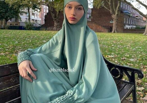 Warna Jilbab Ideal untuk Padukan dengan Baju Pink Fanta