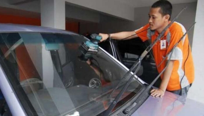 Cara Membersihkan Kaca Mobil dari Goresan dengan Mudah!