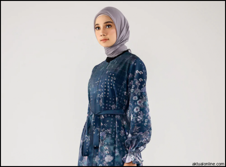 10 Pilihan Baju Biru Dongker Cocok dengan Jilbab Warna Apa?