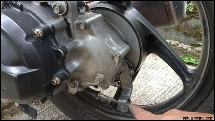 Cara Setting Rem Belakang Motor Matic Sendiri, Ini yang Harus Diperhatikan